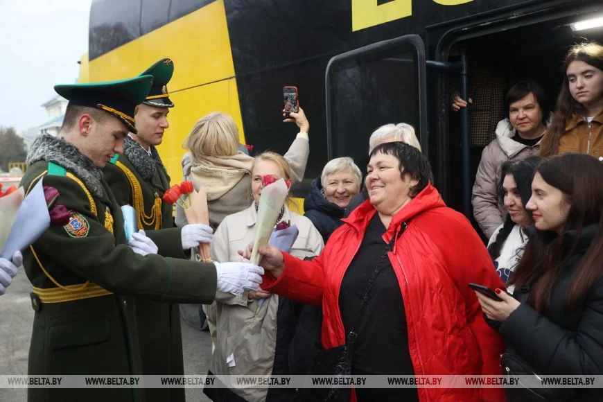 В Бресте въезжающих в Беларусь женщин поздравили пограничники