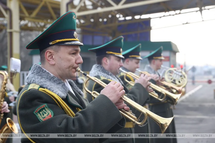 В Бресте въезжающих в Беларусь женщин поздравили пограничники