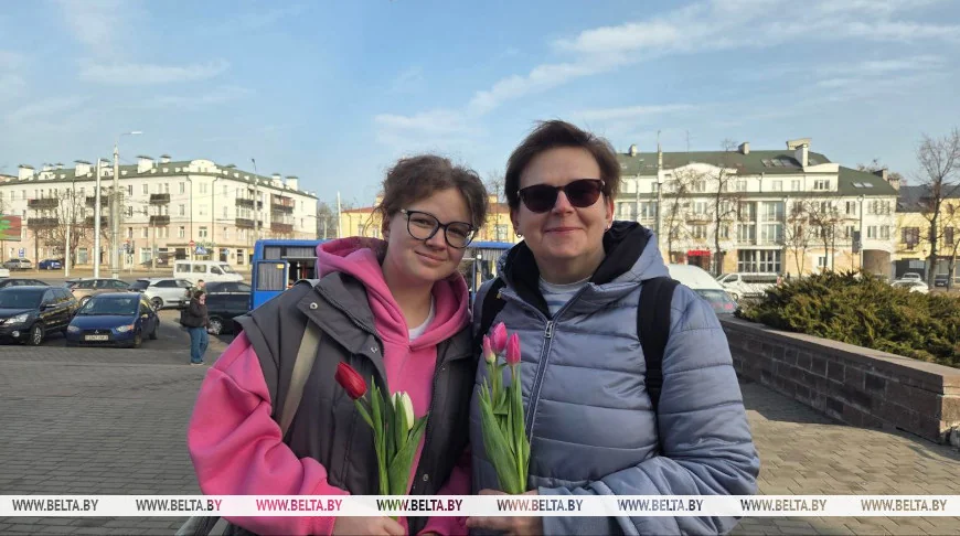 Туристки под впечатлением от поздравлений 8 Марта в Бресте
