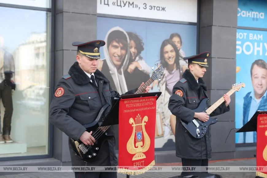 Туристки под впечатлением от поздравлений 8 Марта в Бресте