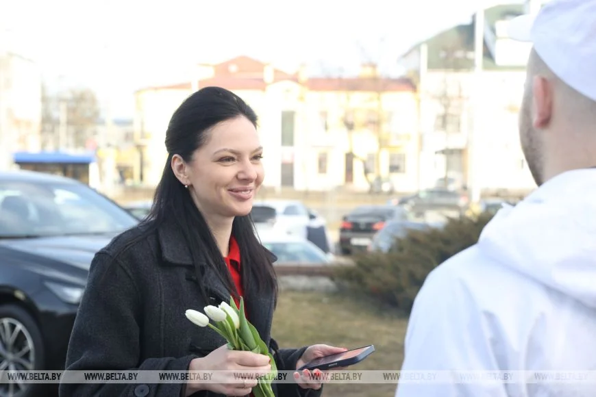 Туристки под впечатлением от поздравлений 8 Марта в Бресте