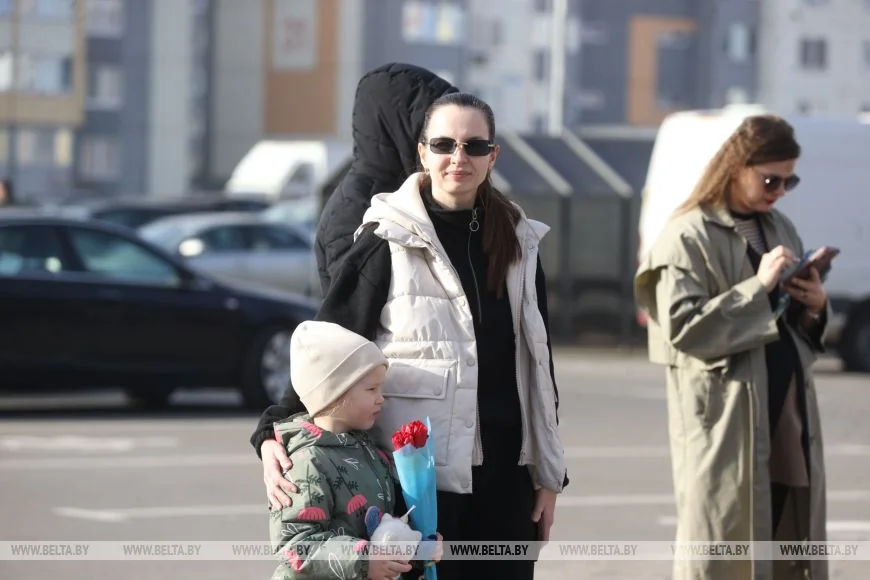 Туристки под впечатлением от поздравлений 8 Марта в Бресте