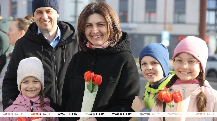 Туристки под впечатлением от поздравлений 8 Марта в Бресте