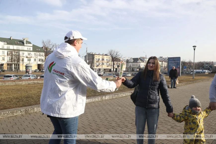 Туристки под впечатлением от поздравлений 8 Марта в Бресте