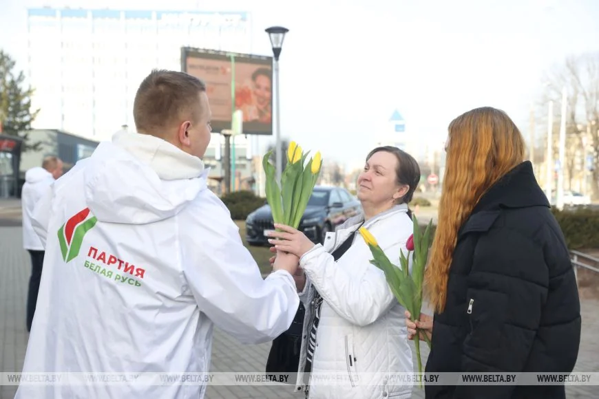 Туристки под впечатлением от поздравлений 8 Марта в Бресте