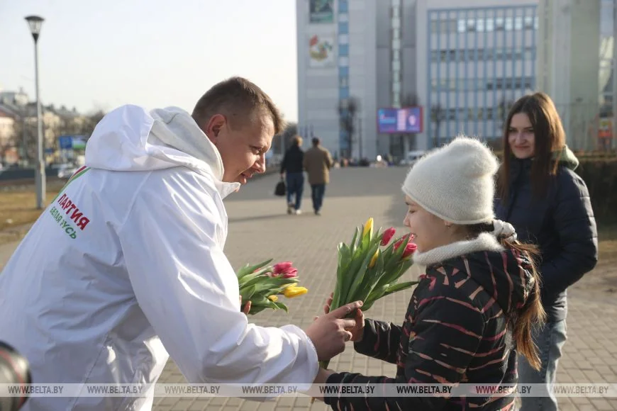 Туристки под впечатлением от поздравлений 8 Марта в Бресте