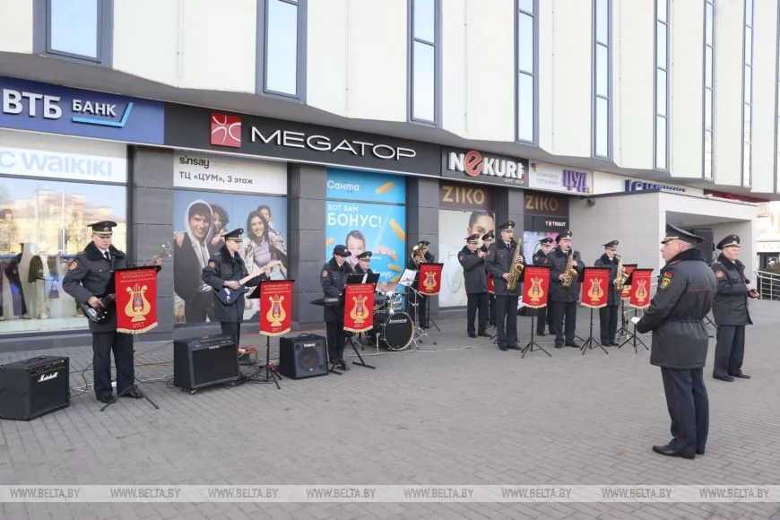 Туристки под впечатлением от поздравлений 8 Марта в Бресте