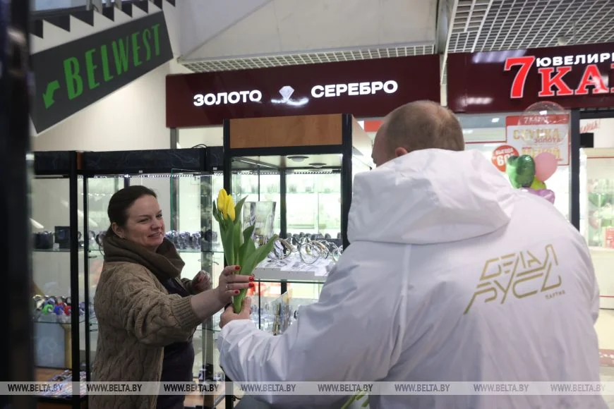 Туристки под впечатлением от поздравлений 8 Марта в Бресте