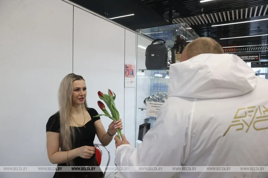 Туристки под впечатлением от поздравлений 8 Марта в Бресте