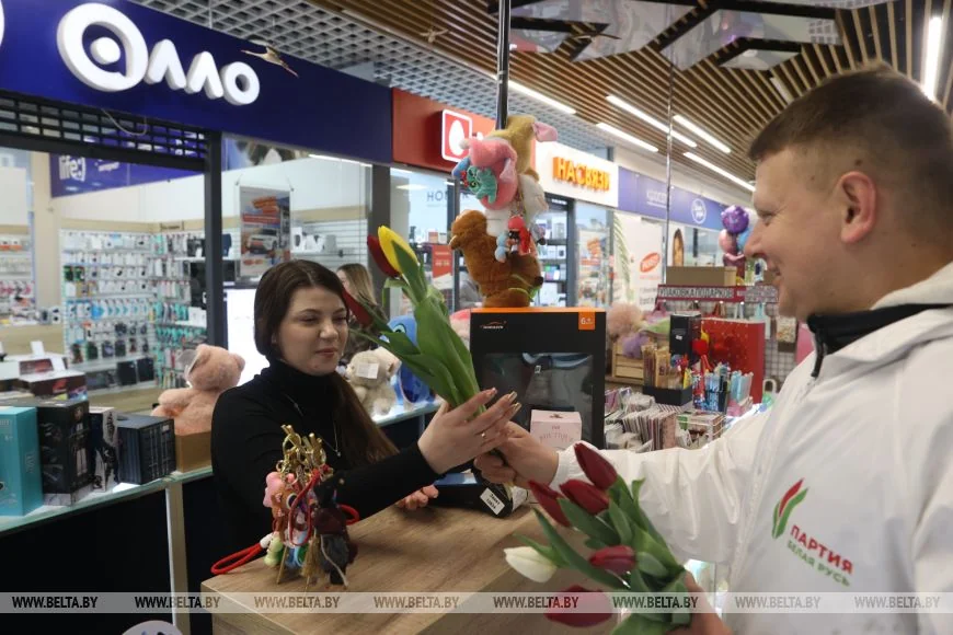 Туристки под впечатлением от поздравлений 8 Марта в Бресте