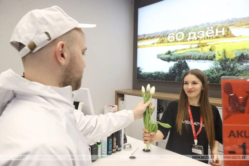 Туристки под впечатлением от поздравлений 8 Марта в Бресте