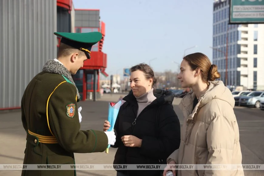 Туристки под впечатлением от поздравлений 8 Марта в Бресте