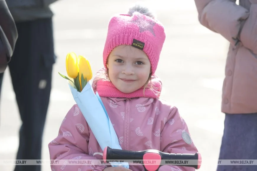 Туристки под впечатлением от поздравлений 8 Марта в Бресте