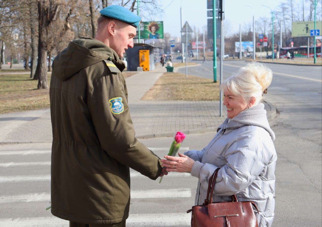Военнослужащие 38-й бригады вышли на улицы Бреста с цветами для женщин