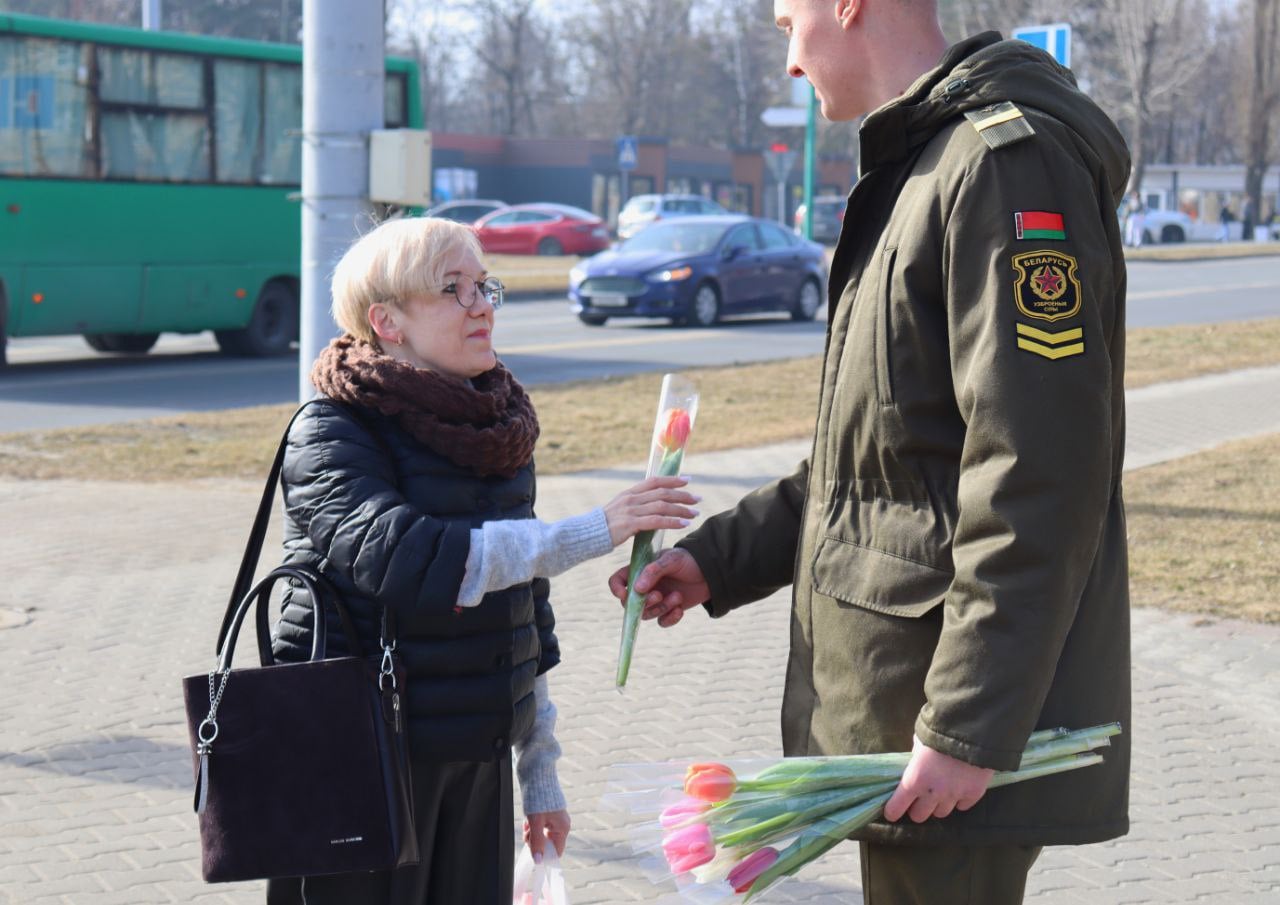 Военнослужащие 38-й бригады вышли на улицы Бреста с цветами для женщин