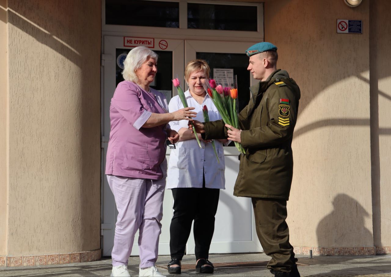 Военнослужащие 38-й бригады вышли на улицы Бреста с цветами для женщин