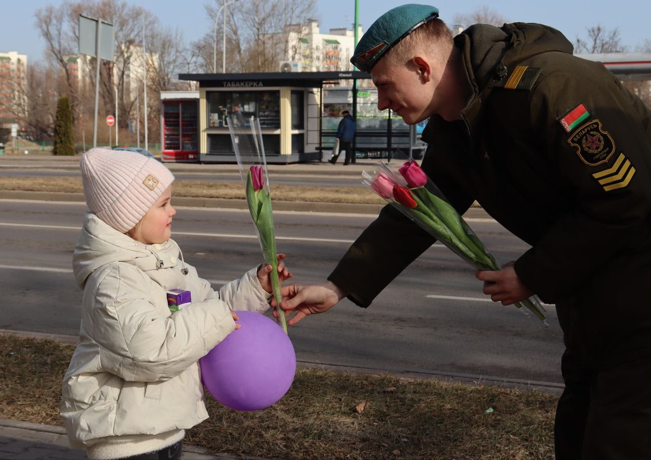 Военнослужащие 38-й бригады вышли на улицы Бреста с цветами для женщин