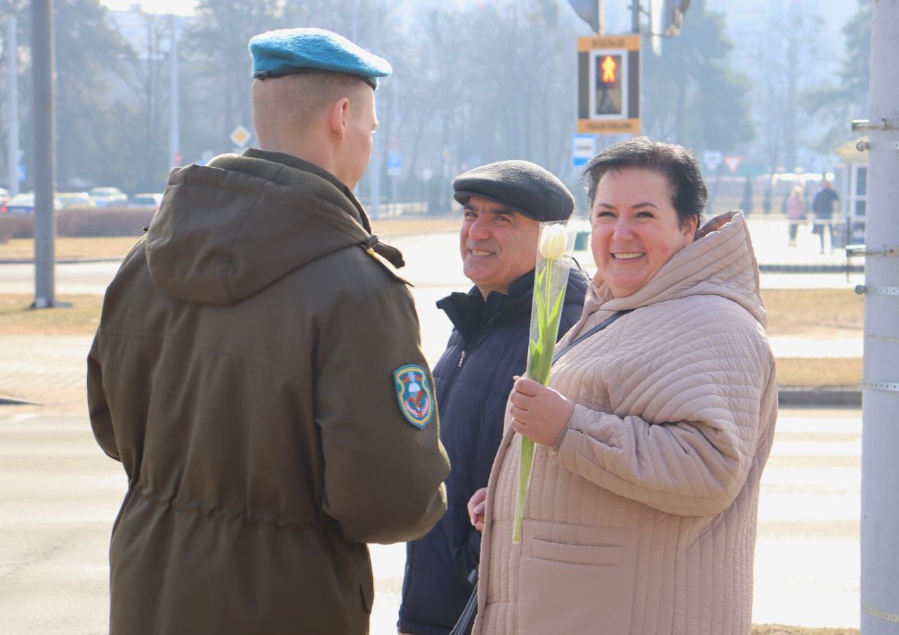 Военнослужащие 38-й бригады вышли на улицы Бреста с цветами для женщин