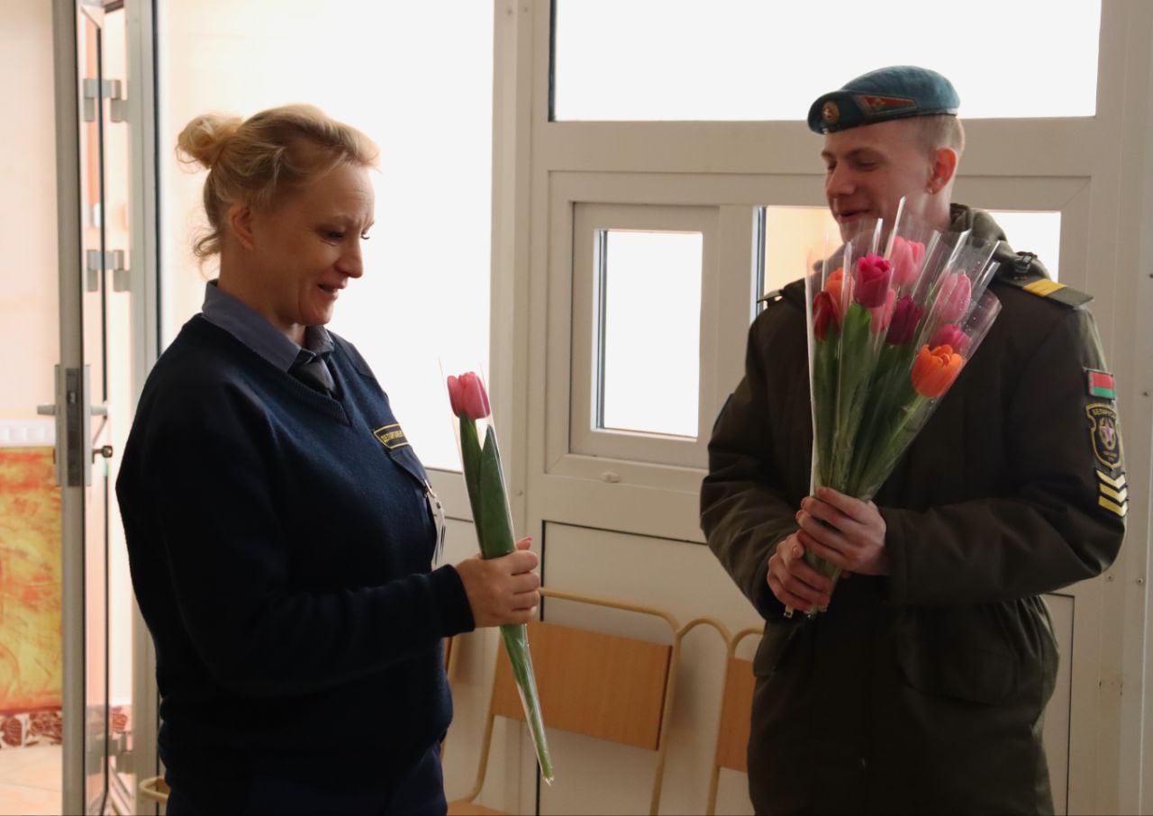 Военнослужащие 38-й бригады вышли на улицы Бреста с цветами для женщин
