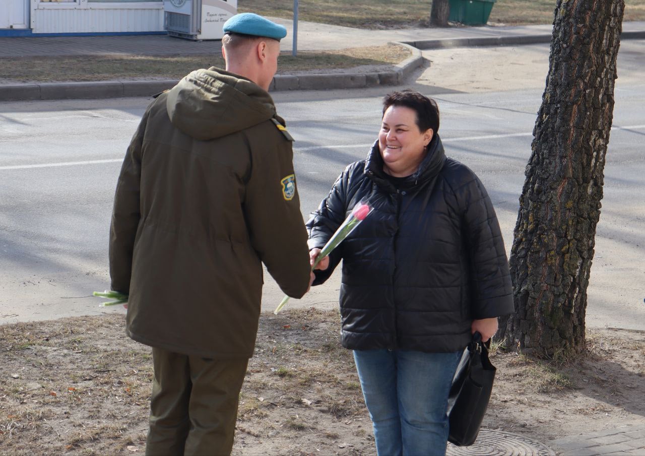 Военнослужащие 38-й бригады вышли на улицы Бреста с цветами для женщин