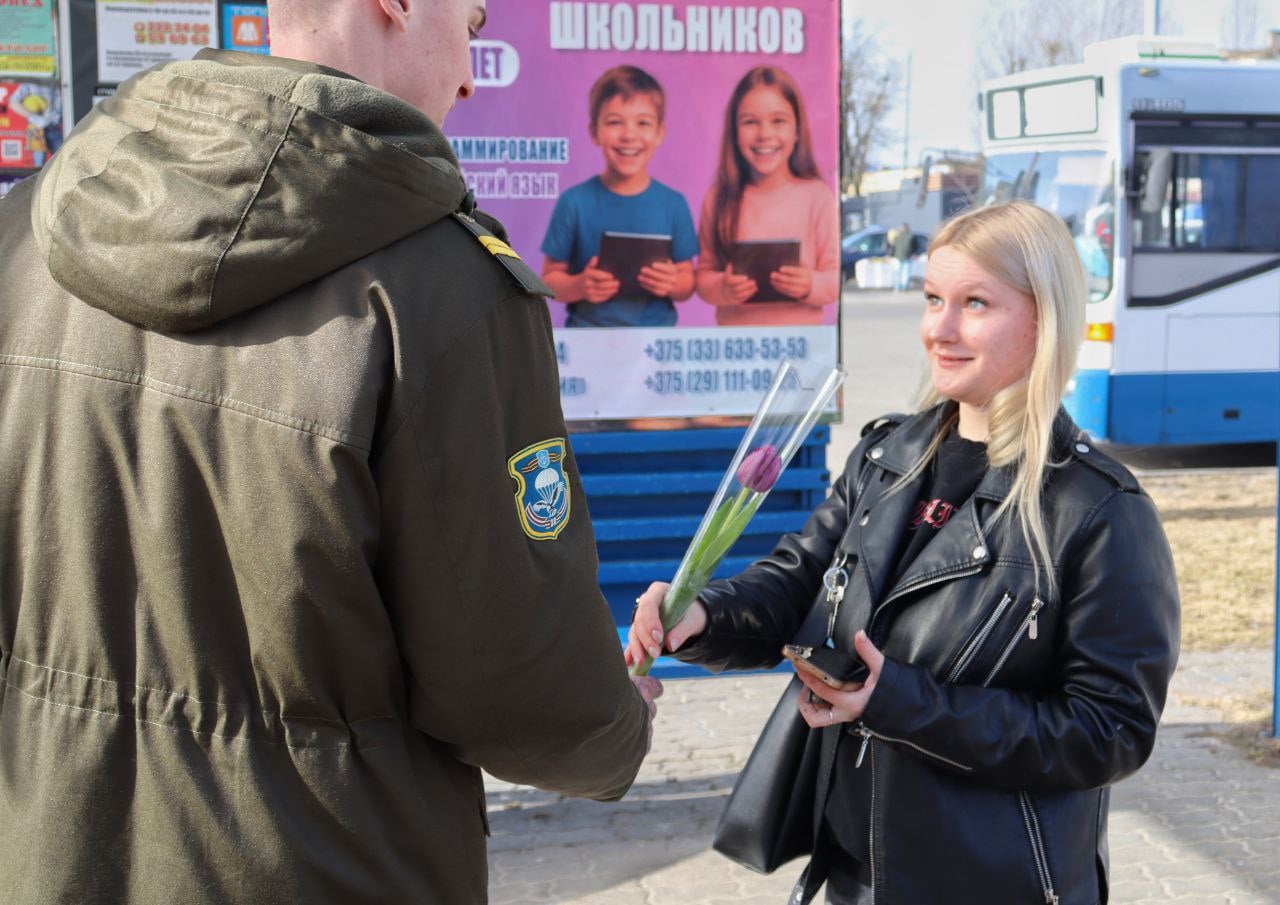 Военнослужащие 38-й бригады вышли на улицы Бреста с цветами для женщин