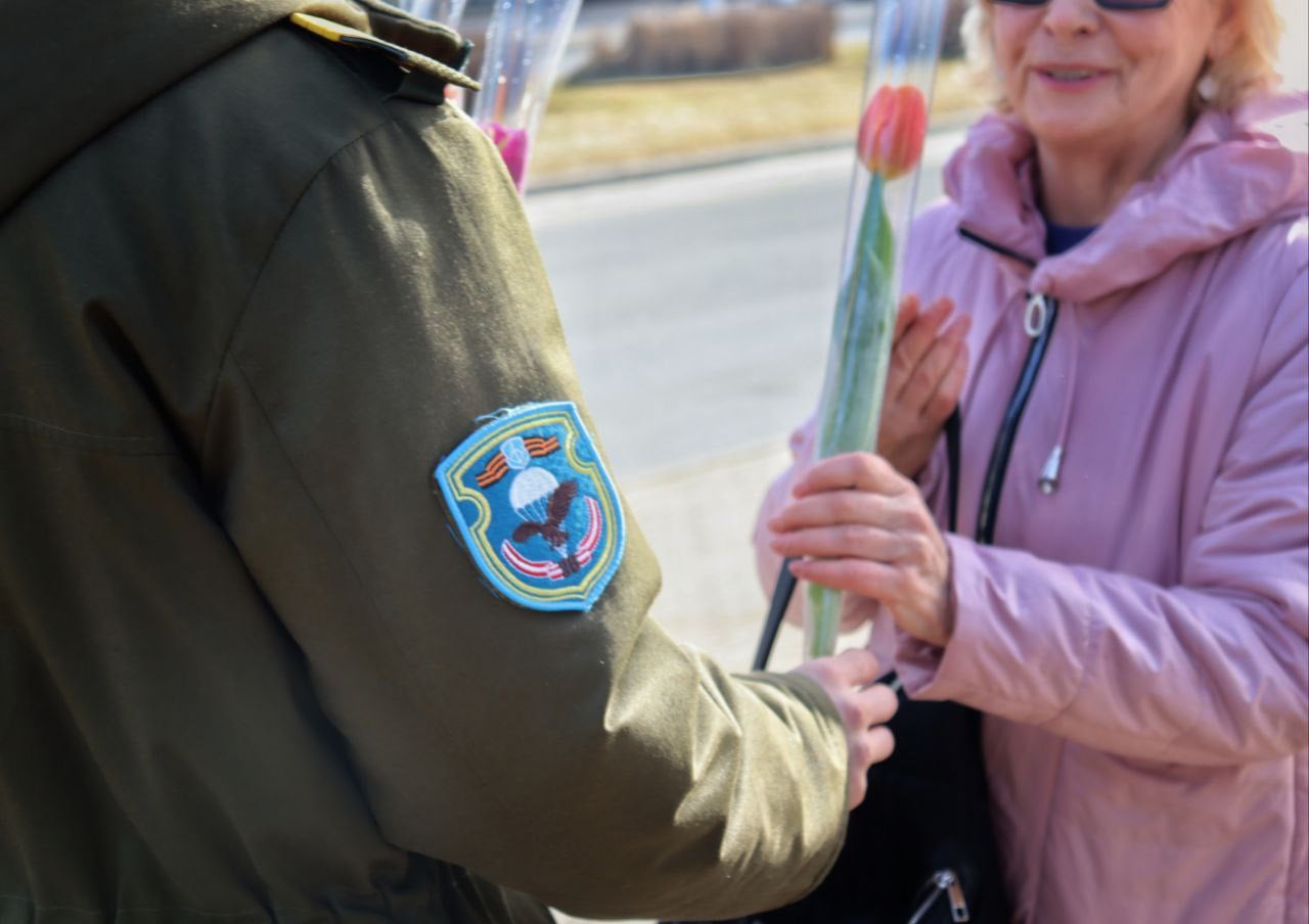 Военнослужащие 38-й бригады вышли на улицы Бреста с цветами для женщин
