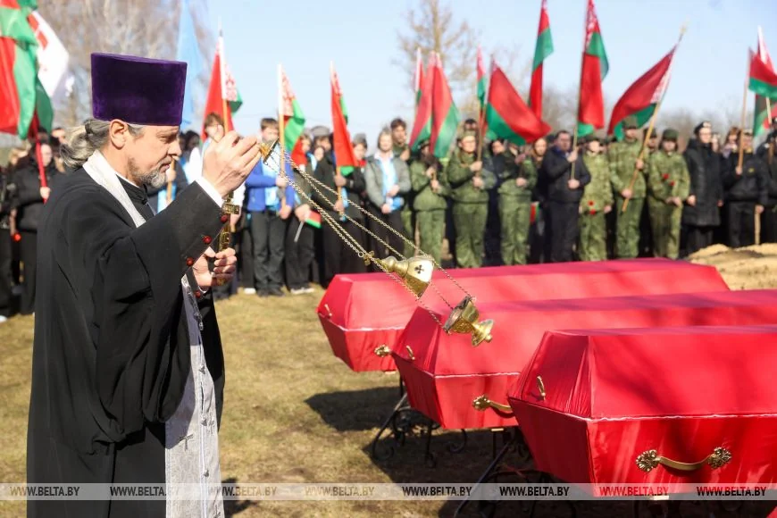Останки 12 жертв геноцида белорусского народа перезахоронили в Кобрине