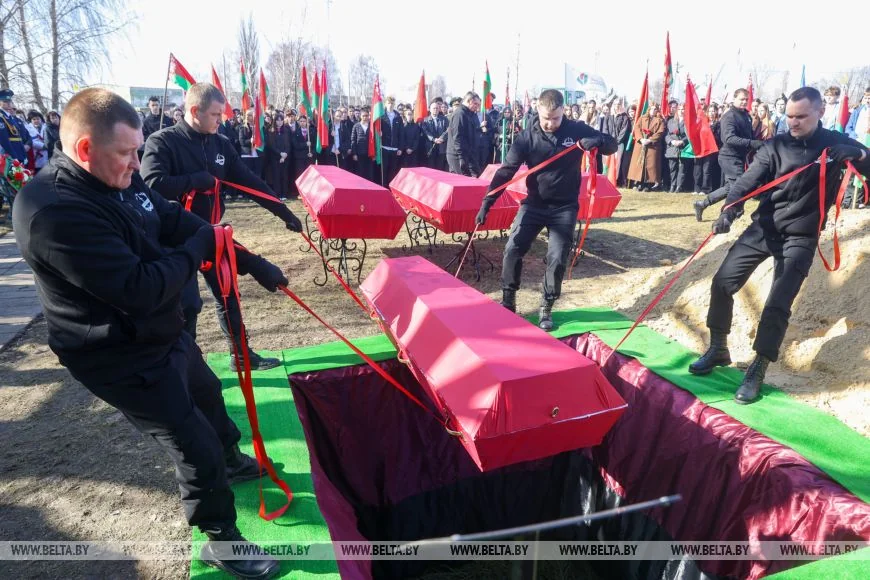 Останки 12 жертв геноцида белорусского народа перезахоронили в Кобрине