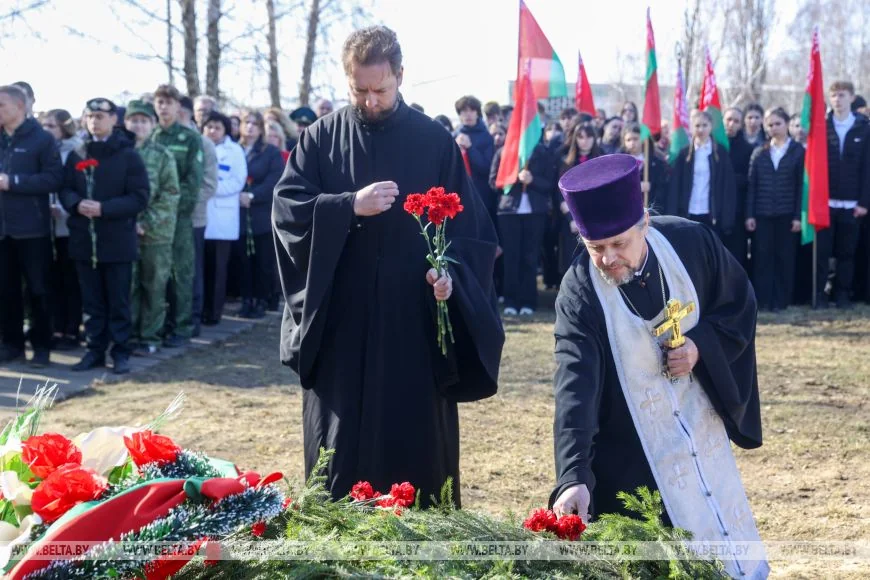 Останки 12 жертв геноцида белорусского народа перезахоронили в Кобрине