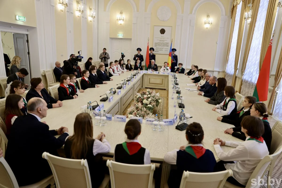 В Бресте лучшим школьникам области вручили первые паспорта