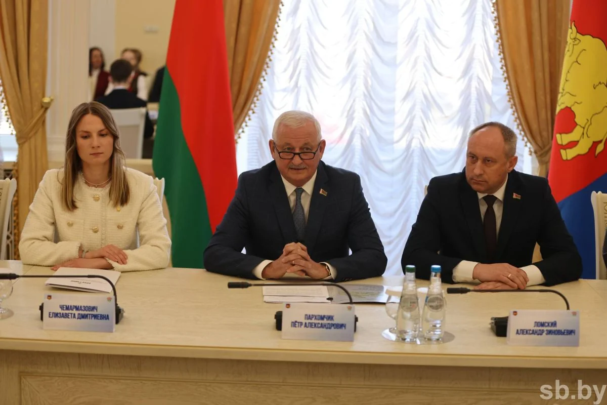 В Бресте лучшим школьникам области вручили первые паспорта