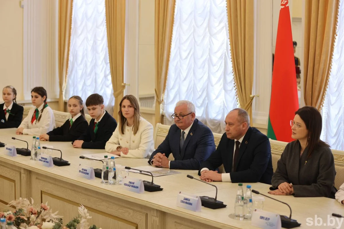 В Бресте лучшим школьникам области вручили первые паспорта