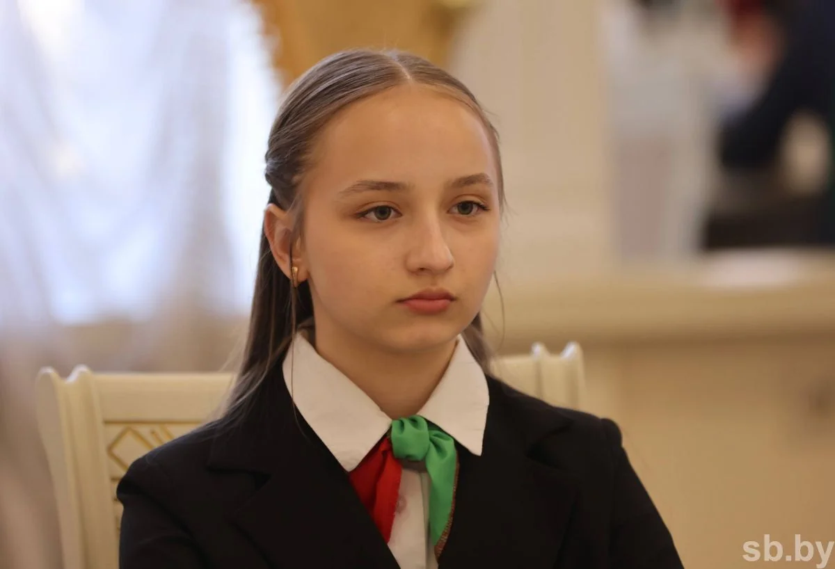 В Бресте лучшим школьникам области вручили первые паспорта