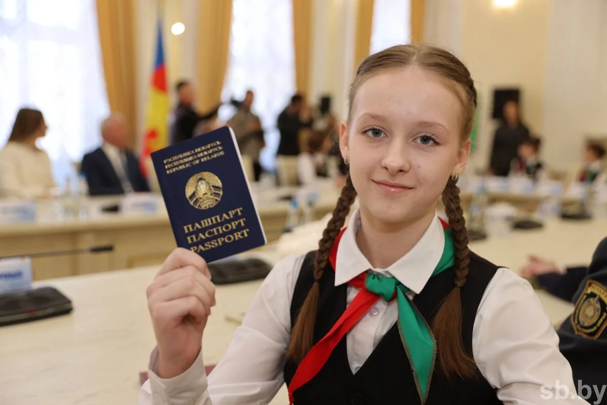 В Бресте лучшим школьникам области вручили первые паспорта