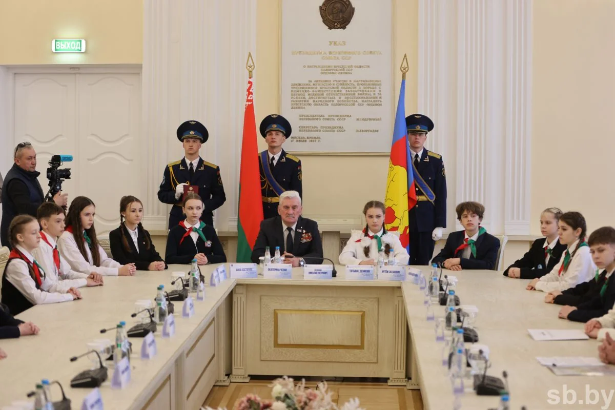 В Бресте лучшим школьникам области вручили первые паспорта