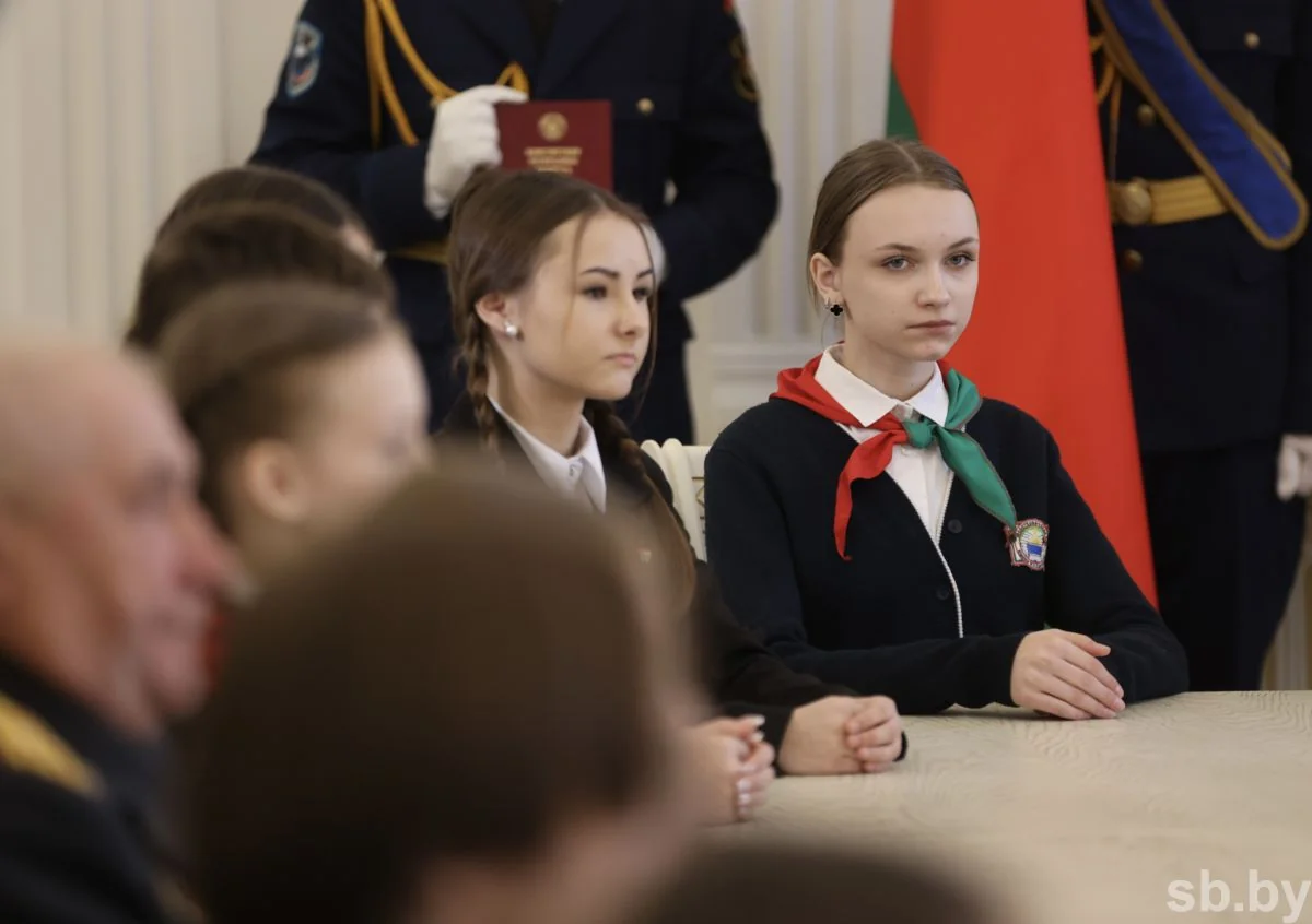 В Бресте лучшим школьникам области вручили первые паспорта