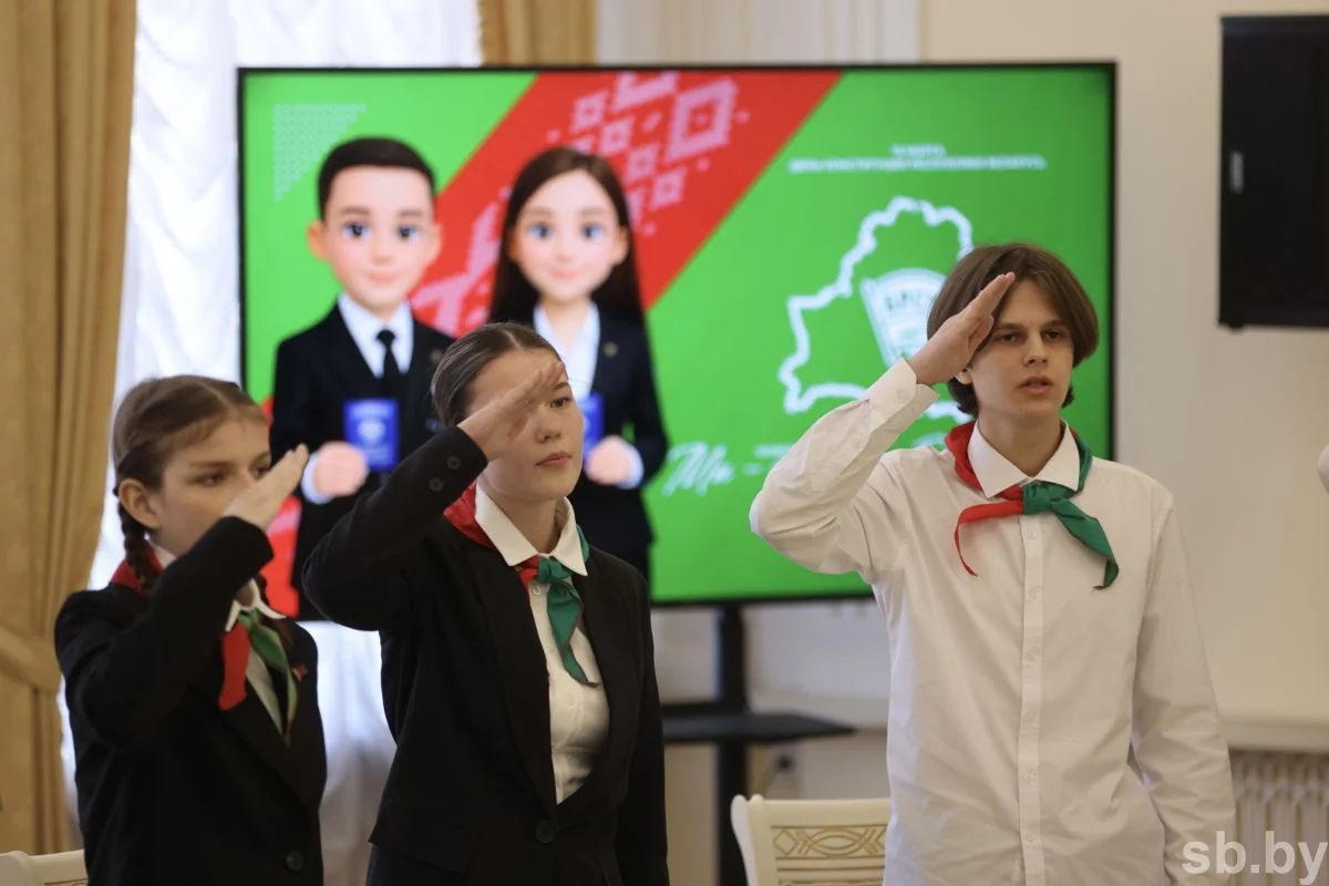 В Бресте лучшим школьникам области вручили первые паспорта