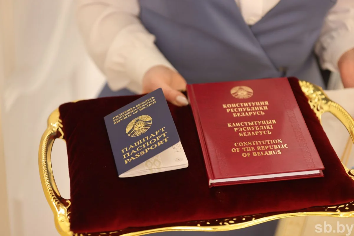 В Бресте лучшим школьникам области вручили первые паспорта
