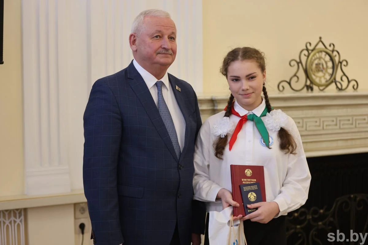 В Бресте лучшим школьникам области вручили первые паспорта
