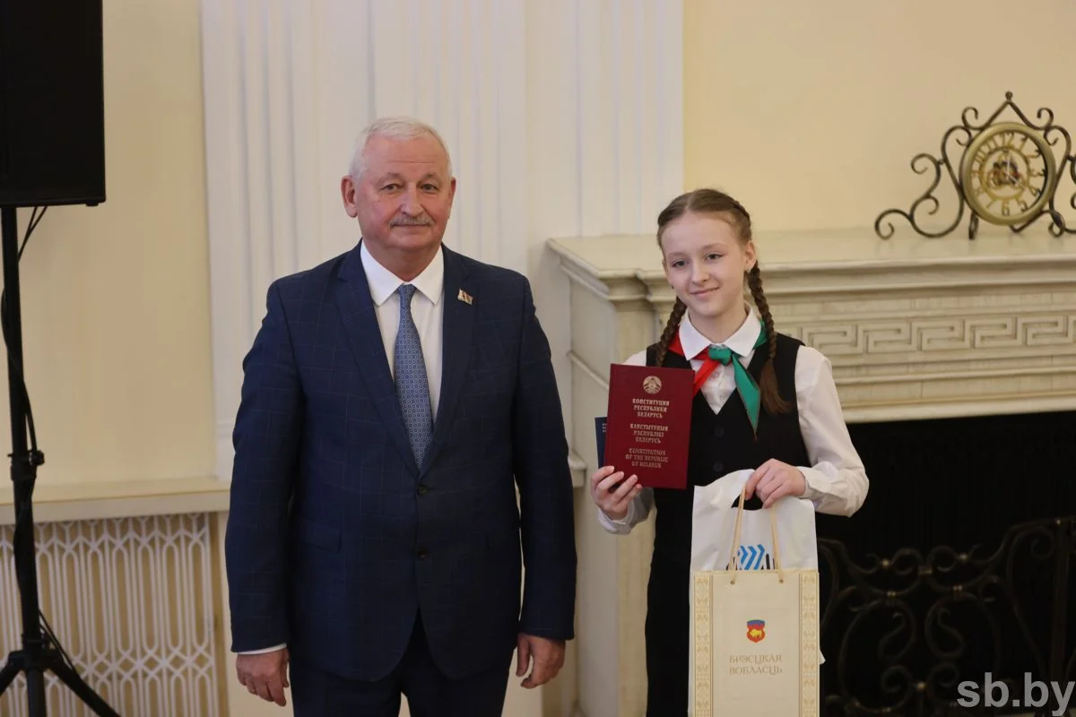 В Бресте лучшим школьникам области вручили первые паспорта