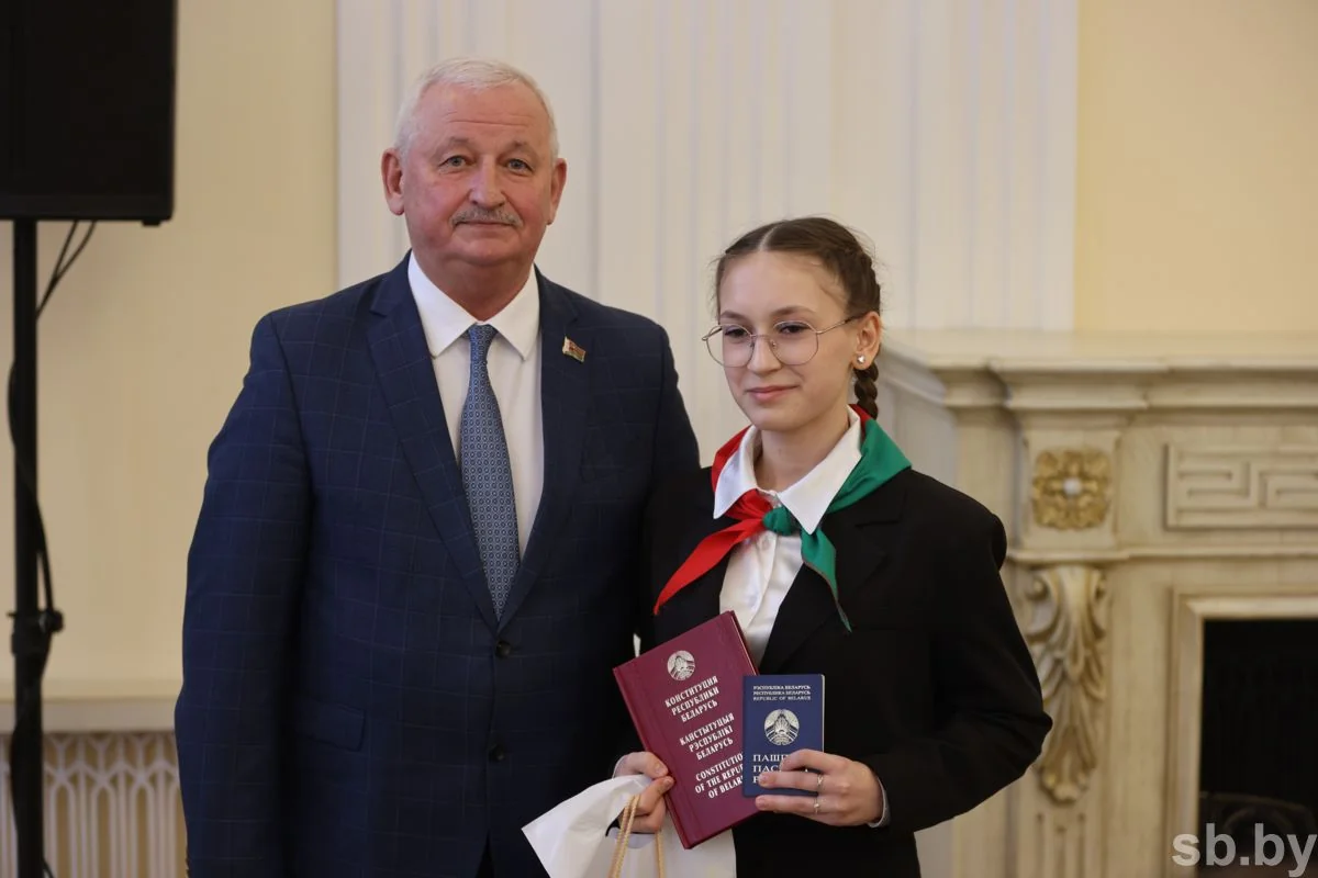 В Бресте лучшим школьникам области вручили первые паспорта