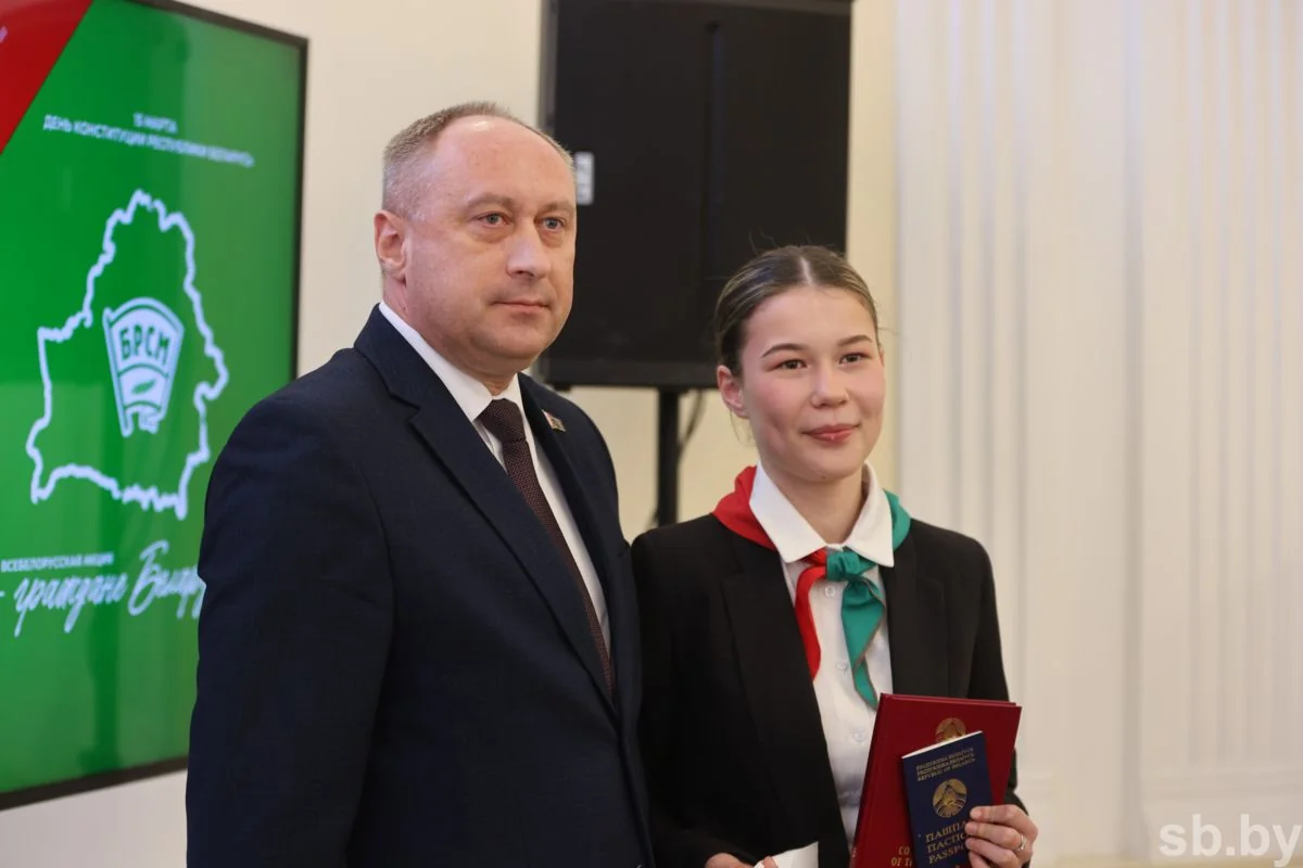 В Бресте лучшим школьникам области вручили первые паспорта
