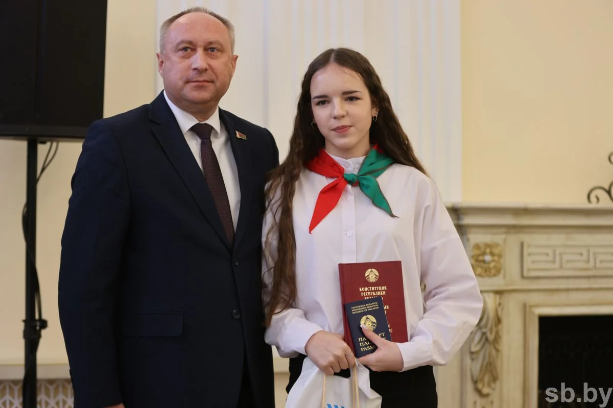 В Бресте лучшим школьникам области вручили первые паспорта