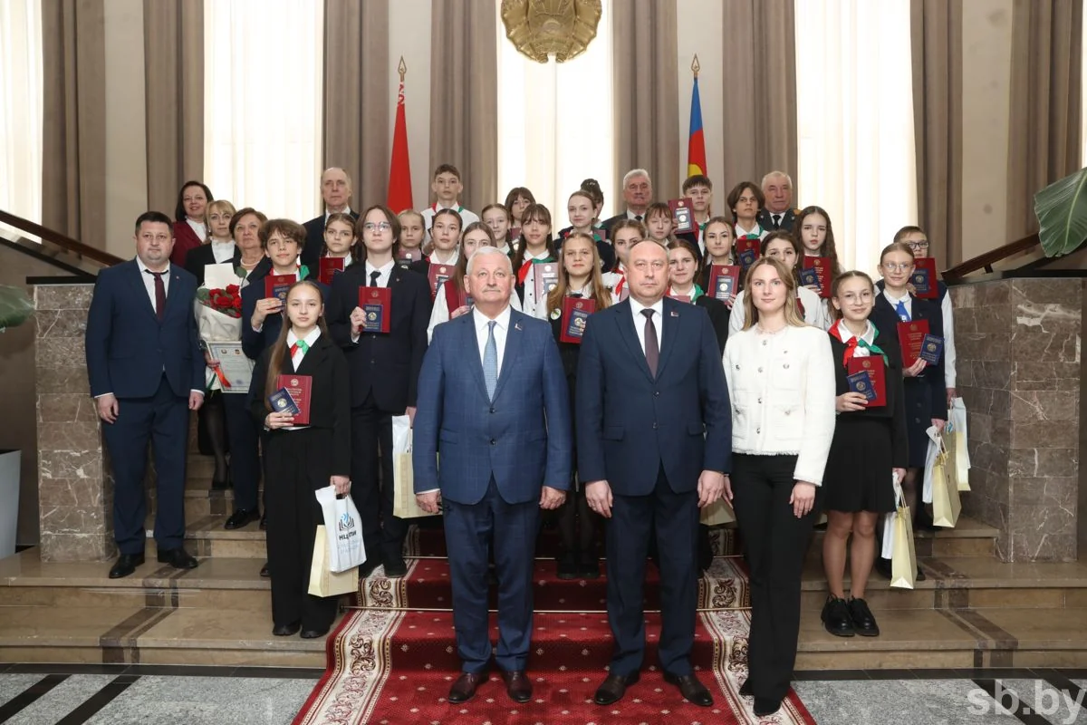 В Бресте лучшим школьникам области вручили первые паспорта