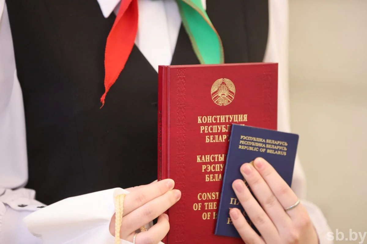 В Бресте лучшим школьникам области вручили первые паспорта