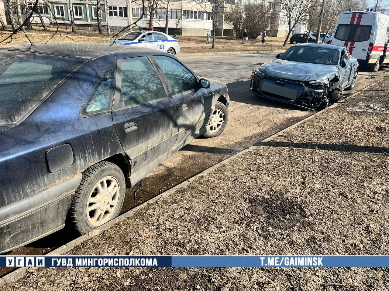 Audi врезалась в припаркованные машины — вот как это было