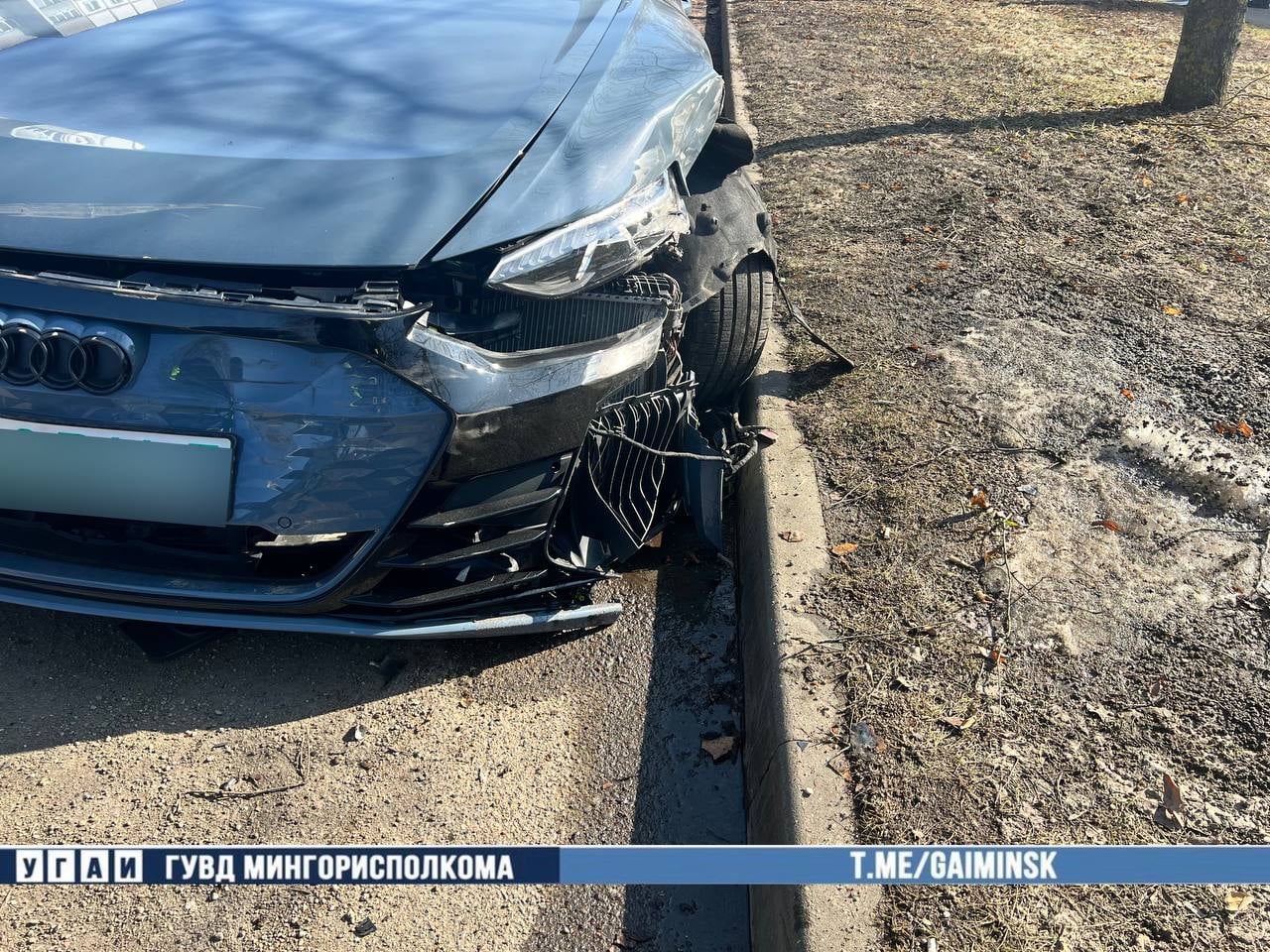 Audi врезалась в припаркованные машины — вот как это было