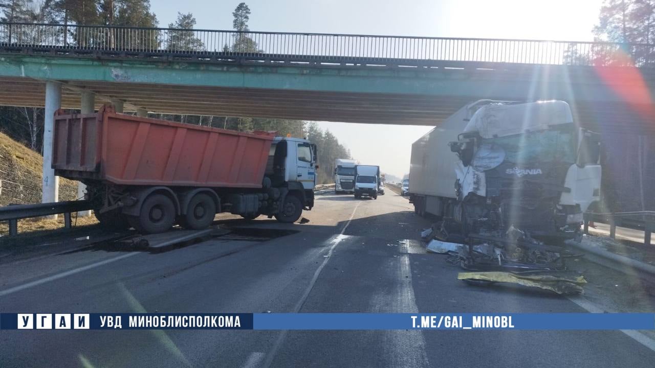 ДТП на М1: фура врезалась в самосвал