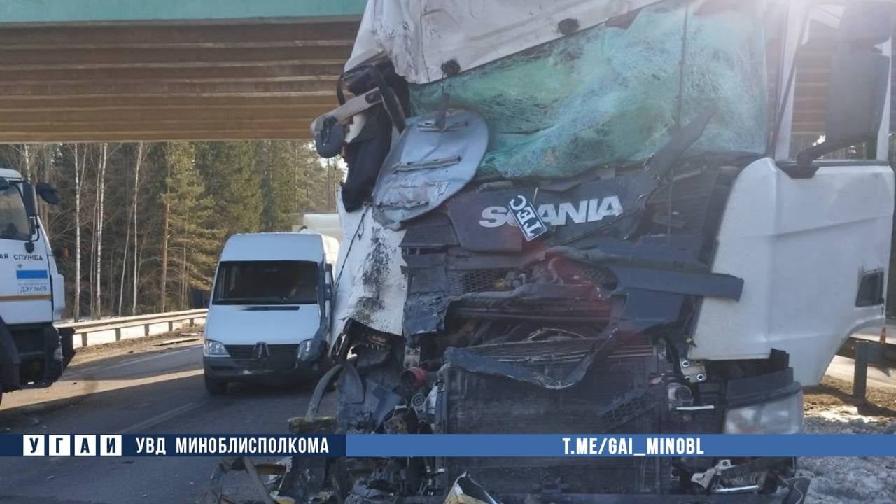 ДТП на М1: фура врезалась в самосвал