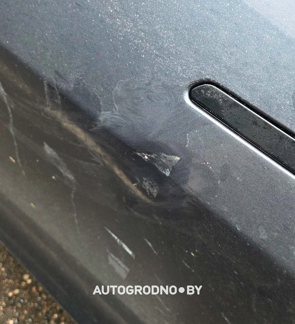 Камеры Tesla засняли, как белорусу дважды повредили машину на парковках